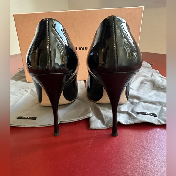 Size 38 1/2 Miu Miu Black Patent Pumps. Perfect! Barely Worn! - Picture 5 of 10